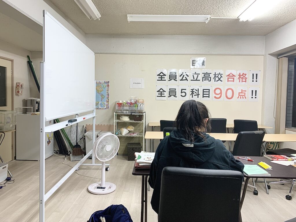 山口市の学習塾で自習をしている高校生の画像